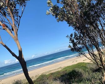 Immaculate designer house-sweeping views over iconic Blueys Beach 3min walk away - Blueys Beach - Playa