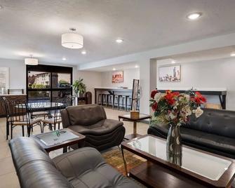 Ensuring a Very Comfortable & Memorable Stay! Pool, Free Breakfast & Parking - Ontario - Wohnzimmer
