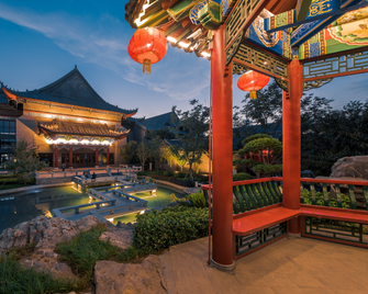 Rezen Retreat Guyuanzhuang Hotel Luoyang Heluo Ancient City Metro Station - Luoyang - Pool