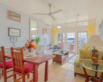 Beachfront 1-Bedroom Signature Villa - Freshwater Pond - Comedor