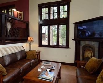 Custom Cottage, Fireplace, Views, A/C, Private Deck, Central to Yosemite Park - Yosemite West - Living room