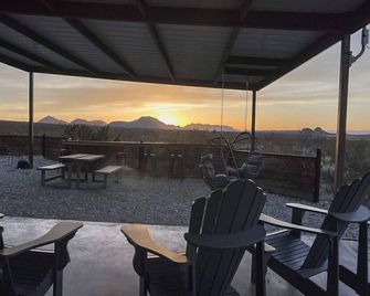 Javelina Hideout: Modern eco-friendly private home - Terlingua - Balcony