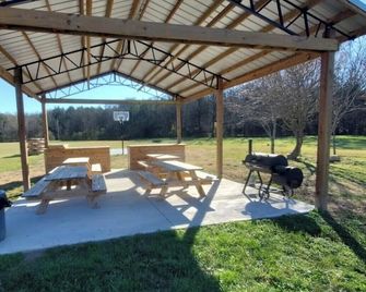 The Cozy RV Studio Retreat- Located in the Beloved Lynchburg, TN - Winchester - Patio