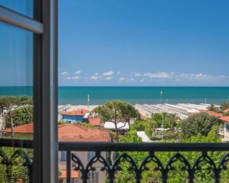 Hotel Villa Ombrosa - Marina Di Pietrasanta - Balkon