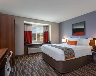 Microtel Inn & Suites by Wyndham Niagara Falls - Niagarafallene - Soverom