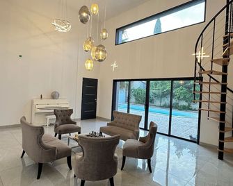 Villa Soleil Terre Mer - Νιμ - Σαλόνι ξενοδοχείου