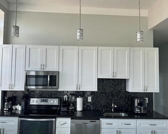 Huge Downtown Baltimore home with parking - Baltimore - Kitchen