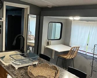 Cozy 2-bedroom mobile home in lovely Baytown with AC - Baytown - Dining room
