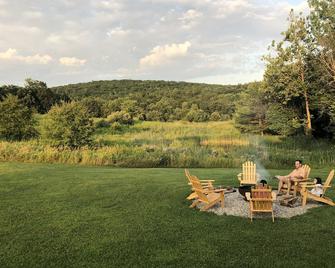 Secluded family friendly oasis on 15 acres - Hillsdale - Patio