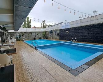 Hotel Permata Hijau Sukabumi - Sukabumi - Piscina
