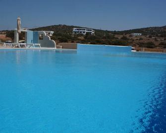 Pyrgaki Sun & Moon Luxury Suites - Naxos - Piscina