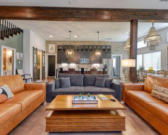 Sadie Street | 4 Bed, 3.5 Bath - Sleeps 14 - San Antonio - Living room