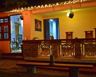 Elephant Lovers Inn - Pinnawala - Front desk