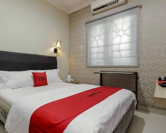 RedDoorz Plus Near Lippo Cikarang Mall - Cikarang - Ložnice