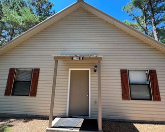 Southern Charm Sardis cabin 2-bedrooms with A/C, WiFi, and satellite TV - Sardis - Building