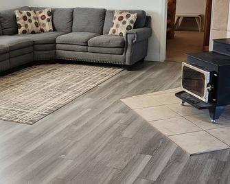 Panoramic Cliffs Retreat - Hatch - Living room