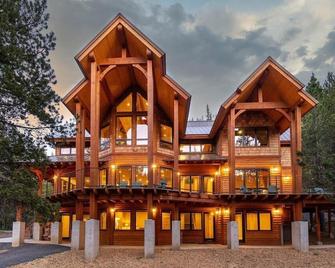 Spectacular Luxury Lodge Home w/Hot Tub, Sauna on Private Lake Sleeps 16-20 Bend - La Pine - Edificio