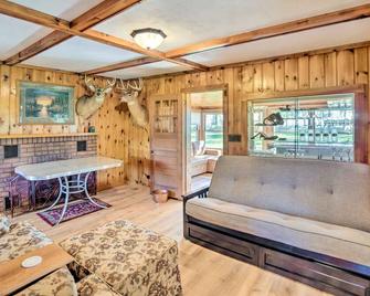 600 of Green Bay Frontage and Dock Cozy Cottage - Oconto - Sala de estar