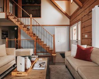 Private Cabin getaway, located on 16 acre property. (Pet Friendly!) - Madoc - Sala de estar
