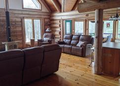 Beautiful log home on the Olentangy River - Delaware - Living room