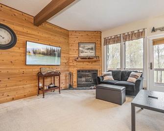 Villages Of Wisp 27 Lakeview Court - McHenry - Living room