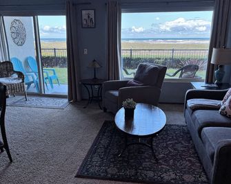 SBC #106 Oceanfront - Hear the Ocean, Steps to the Promenade and Beach Access - Seaside - Living room
