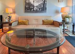 New York Skyline One of a Kind View! Sleeps 12! - Union City - Living room