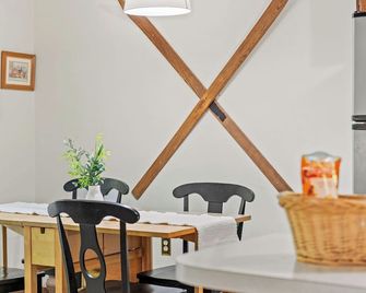 7mins to Skiing, Fire Pit, Game Table Lake Access Hygge Home by Avantstay - Blakeslee - Comedor