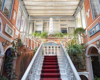 Elia Boutique Hostel & Apart-Hotel - Tbilisi - Living room