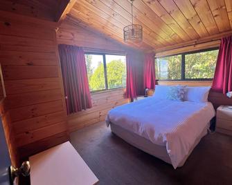 Lake views, boating, skiing and hot pools - Kuratau - Sypialnia