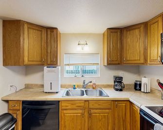 Cozy family beach cottage w/ hot tub, deck, WiFi, surfboard-walk to bay, Dogs ok - Reedsport - Kitchen