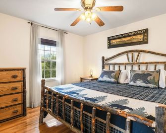 Family and pet friendly Mountain Cabin with hot tub and mountain views - Burnsville - Bedroom