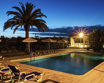 ibis Faro Algarve - פארו - בריכה