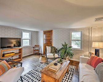 Poplar Cottage Minutes to Stone Harbor Beaches! - Cape May Court House - Sala de estar