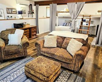 Cozy Family Friendly Retreat-Outdoor Living-Next To Glacier-Low Cleaning Fee - Columbia Falls - Living room