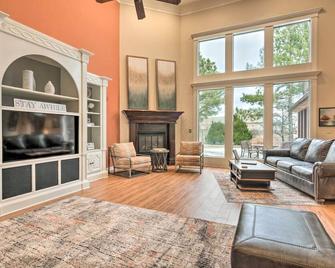 Private Pool and Game Room Upscale Home in Vinita - Vinita - Wohnzimmer