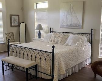 Beautiful Riverfront Property on the Guadalupe River - Hunt - Bedroom