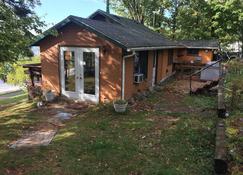 Lake House with large wooded lot! Wake up to the sights and sounds of the lake! - Superior - Edificio