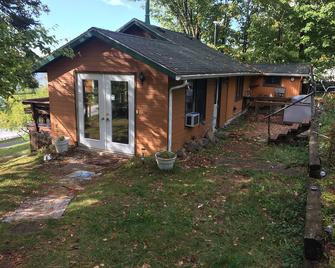 Lake House with large wooded lot! Wake up to the sights and sounds of the lake! - Superior - Building