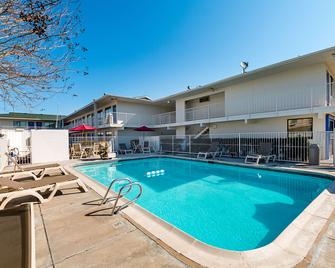 Motel 6 Mcallen - McAllen - Kolam