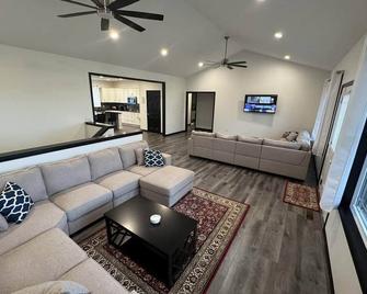 Country Cornerstone Retreat Upstairs Apartment With Hot Tub, Jetted Tub, Sauna, Massage Chair, Bbq - Hillsboro - Sala de estar