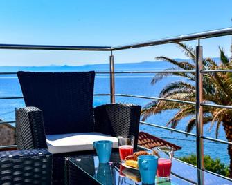 Sea Pearl Residence - Top beachfront location apartments in Bol centre - Bol - Balcón