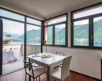 Riflessi sul Lago Apt Laglio - Alba - Laglio - Essbereich