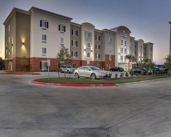 Candlewood Suites College Station AT University - Bryan - Building