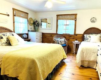 Bearcamp Riverfront Dream Hot Tub Storybook Setting #bearcampbungalow - Ossipee - Bedroom