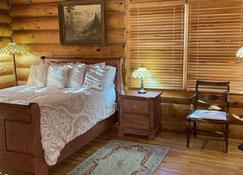 Gorgeous Log Home featuring 8-person outdoor HOT TUB-available year round. - Independence - Schlafzimmer