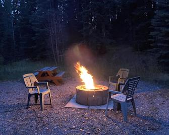 Homesteader Cabin at Coliseum Mountain Resort - Nordegg - Patio