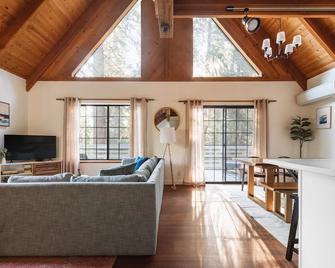 Beachcomber Cabin A-Frame 2 miles from Yosemite - Fish Camp - Sala de estar