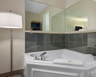 Comfort Suites near Indianapolis Airport - Indianapolis - Schlafzimmer