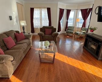 Knight's landing- Large home, long distance views, under 10 miles to ASV - Laurens - Sala de estar